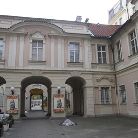 ������-������